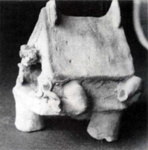 Fig.8b A perfect symbiosis between animal and archictecture. The animal´s leg can be seen on the side view as well as the mouth - doorway in front. Photographs courtesy of Dirección Nacional de Patrimonio Artístico.