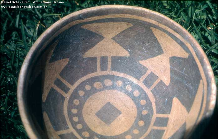 Representaciones en cerámica de la arquitectura prehispánica en Ecuador.