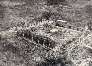 El Cuadrángulo de las Monjas de Uxmal en una vista aérea tomada antes de los trabajos de reconstrucción.