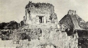 El Templo de los Jaguares tras la primera limpieza realizada por Maudslay, quien posa entre los pilares del templo. Atrás puede apreciarse la limpieza de los taludes y escalera de la pirámide de Kukulkán.