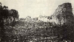Otras de las magníficas fotografías de Maudslay: el Juego de la Pelota de Chichén Itzá luego de proceder a su descombramiento y de ser quitada la vegetación que lo cubría.