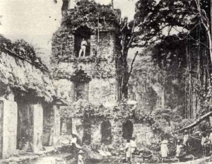 Alfred Maudslay controlando desde la Torre del Palacio de Palenque los trabajos de limpieza del patio mayor.