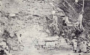 Los inicios el primer proyecto de restauración de América Latina: las excavaciones de Copán en Honduras. Se inicia el descubrimiento de la Escalera Jeroglífica en 1891.