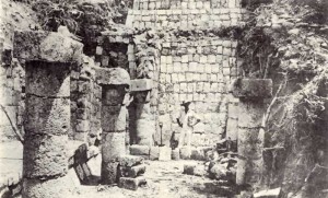 Primeros trabajos de restauración y consolidación de construcciones de Chichén Itzá en 1910. Las columnas fueron vueltas a levantar y los muros limpiados y vueltos a aparejar, indicando las intervenciones nuevas mediante un pequeño rejoneado.