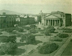 Vista exterior del Teatro con la plaza que enfatiza la perspectiva luego de finalizadas las tareas de restauración y modificación del frente.