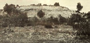 vista de la pirámide desde el lado "este" al finalizar los trabajos de 1922. Se había procedido a limpiar estratigráficamente los taludes superiores.