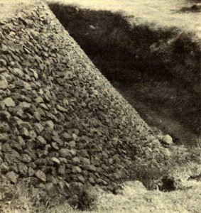 Sección sur del talud inferior, mostrando el estado actual de la gran excavación de Cummings en 1925. Al contrario de lo que tradicionalmente se repite, el muro es completamente original (menos el desagüe), y no fue recontruido ni modificado.