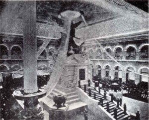 Fig.2 Palacio Nacional. El claustro mayor con el monumento a los Héroes de la Independencia.