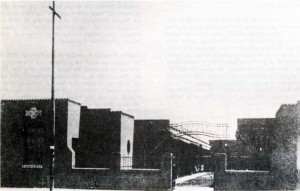 Fotografía del exterior de la escuela Dr. Luis Ruiz, con sus dos alas de aulas, el patio central y los edificios de administración al frente.