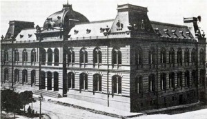 La Casa de Correos construida por Carlos Kihlberg entre 1873 1876 en su forma original. Actualmente está integrada, en lo que queda de ella, en la Casa Rosada. La fachada derecha fue destruida en 1938.