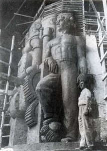 Figura 3. La estatua del obrero manual, autrretrato del escultor Juan Olaguibel,   quien posa a su pie. Foto de 1951.