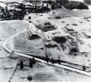 Vista general de Zaculeu en abril de 1947, después de iniciada la reconstrucción de algunas estructuras (Archivo del Instituto de Arte Americano, Buenos Aires).