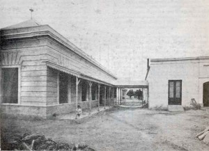 Fotografía tomada hacia 1880 cuando aun existían los primeros pabellones hechos por Juan Buschiazzo y que luego fueron modificados agregándoles otro piso y el sistema de galerías de interconexión.