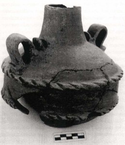 Cerámica Monocroma Roja de Cayastá, siglo XVII, uniendo la tradición prehispánica con las formas y técnicas españolas. Del Museo Etnográfico, Santo Fe.