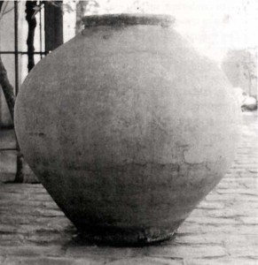 Vasija de gran tamaño de tipo Criollo, siglo XVIII, producto regional para depositar agua. Museo Histórico del Cabildo, Buenos Aires.
