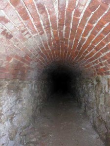 Figura 3. Galería del túnel mostrando sus muros de piedra y bóveda de ladrillos.