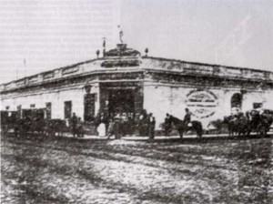 Fachada del hotel en 1875, con la entrada por la esquina, la escultura que remataba la decoración, la entrada lateral para el patio ubicado a la derecha y la evidencia de colores en el frente (Foto: Museo Miguez)