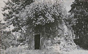 El Cedral, Cozumel, Quintana Roo. Vista actual de la fachada del Templo Ia ("La Cárcel"), con la puerta colocada a principios de siglo para usar el edificio como cárcel. 