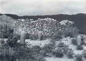 Recinto circular B-III en buen estado de conservación; mide más de 8 metros de diámetro y es la más grande de este tipo de construcción Incaica en el sitio.