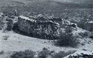 Estructura también circular denominada -II, parcialmente destruida; aún conserva gran parte de su recubrimiento en barro por sobre el muro de piedras.