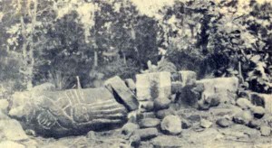 Fotografía tomada en 1928 por Elsie McDougall el altar; nótese la disposición dispersa de las esculturas y piedras.