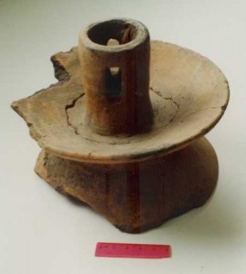 Candelabro de cerámica de tradición indígena, restaurado.