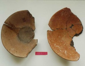 Dos escudillas de formas españolas del siglo XVI hechas en cerámica indígena Monocroma Roja Pintada.