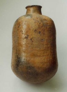 Botellón de cerámica de proveniencia dudosa que imita una botella colonial de vidrio.