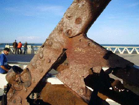 Deterioros graves que afectan la estructura metálica que acompaña la hélice, en  proceso de destrucción